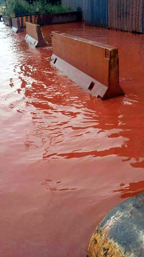 TARANTO. Un fiume rosso durante temporale: l’acqua si mescola con le polveri Ilva