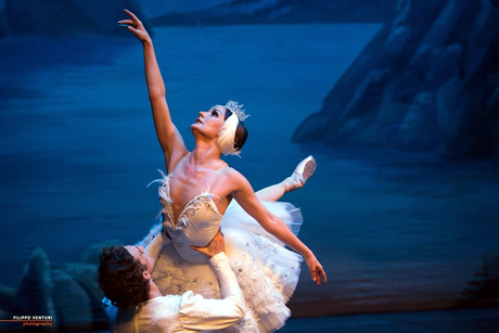 TARANTO. Teatro Orfeo. Il Balletto di San Pietroburgo ne “Il Lago dei Cigni”