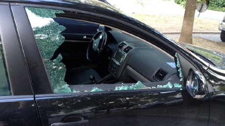 Auto danneggiata volontariamente e atti di vandalismo contro veicoli? Continua ad essere reato