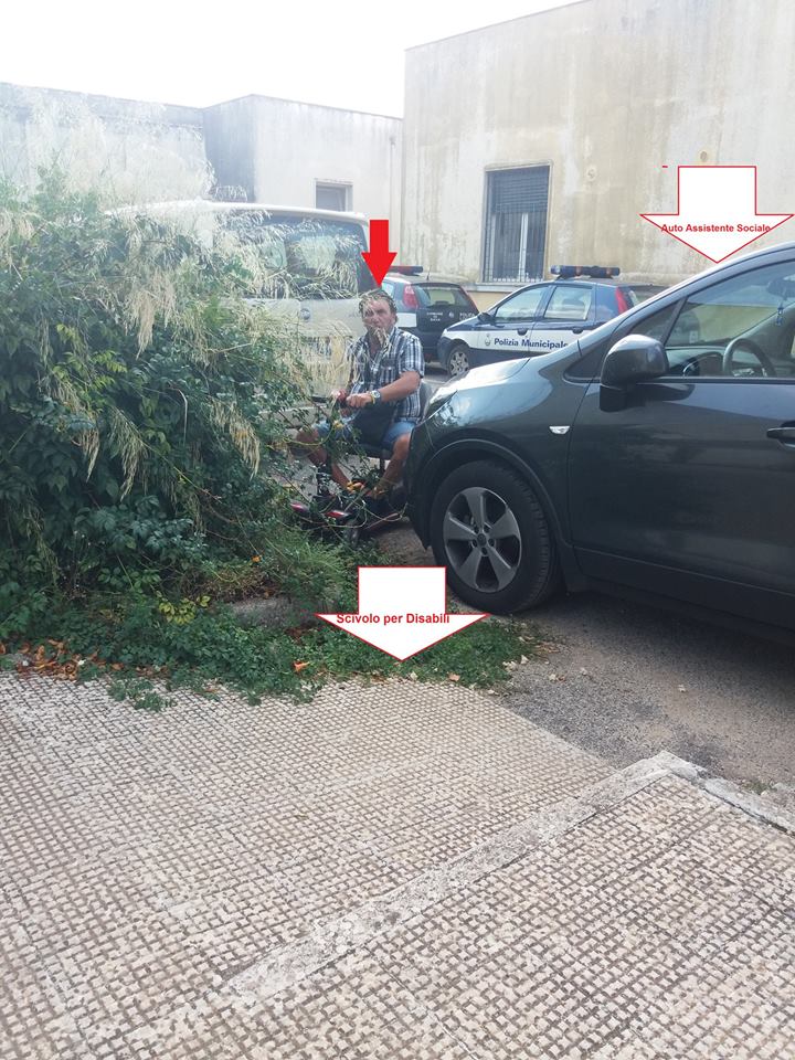 SAVA. Assistente sociale occupa con la sua auto l’accesso allo scivolo dei diversamente abili e dice: “E’ un’area privata”. Intervento dei Vigili urbani e dei Carabinieri