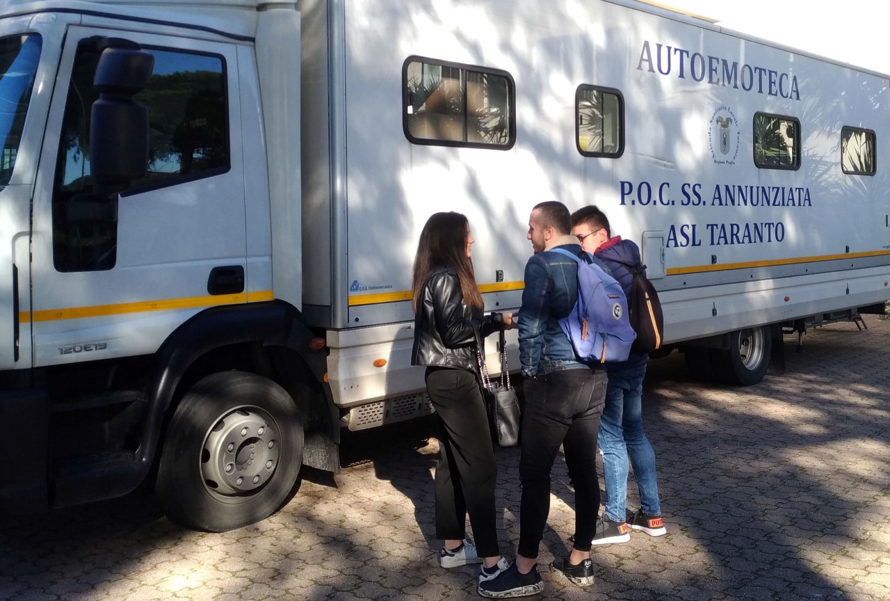 A Taranto studenti universitari donano il sangue