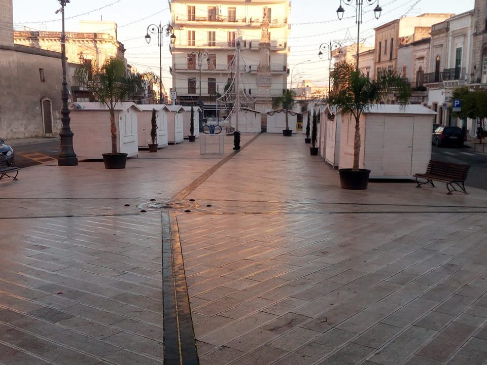 SAVA. Chi ha permesso a far mettere in Piazza San Giovanni le casette natalizie prive di autorizzazione? Ma la Polizia municipale non controlla?
