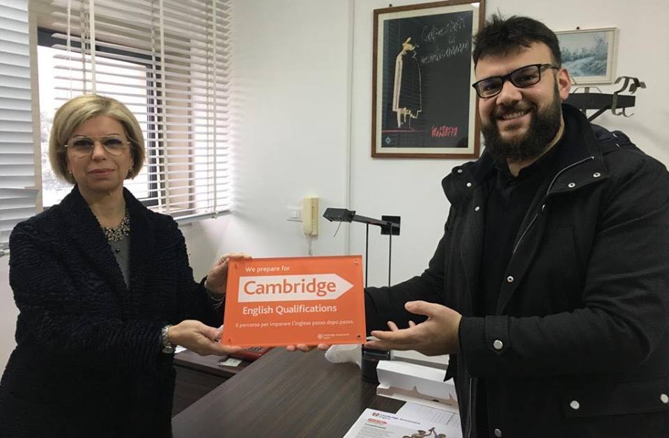 TARGA ONORARIA DI “CAMBRIDGE ENGLISH EXAM PREPARATION CENTRE” AL LICEO DE SANCTIS-GALILEI DI MANDURIA