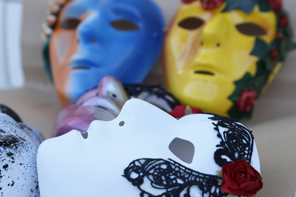 MANDURIA. Domenica 24 febbraio. L’atelier Lo Specchio delle Arti presenta le sue “maschere delle meraviglie”