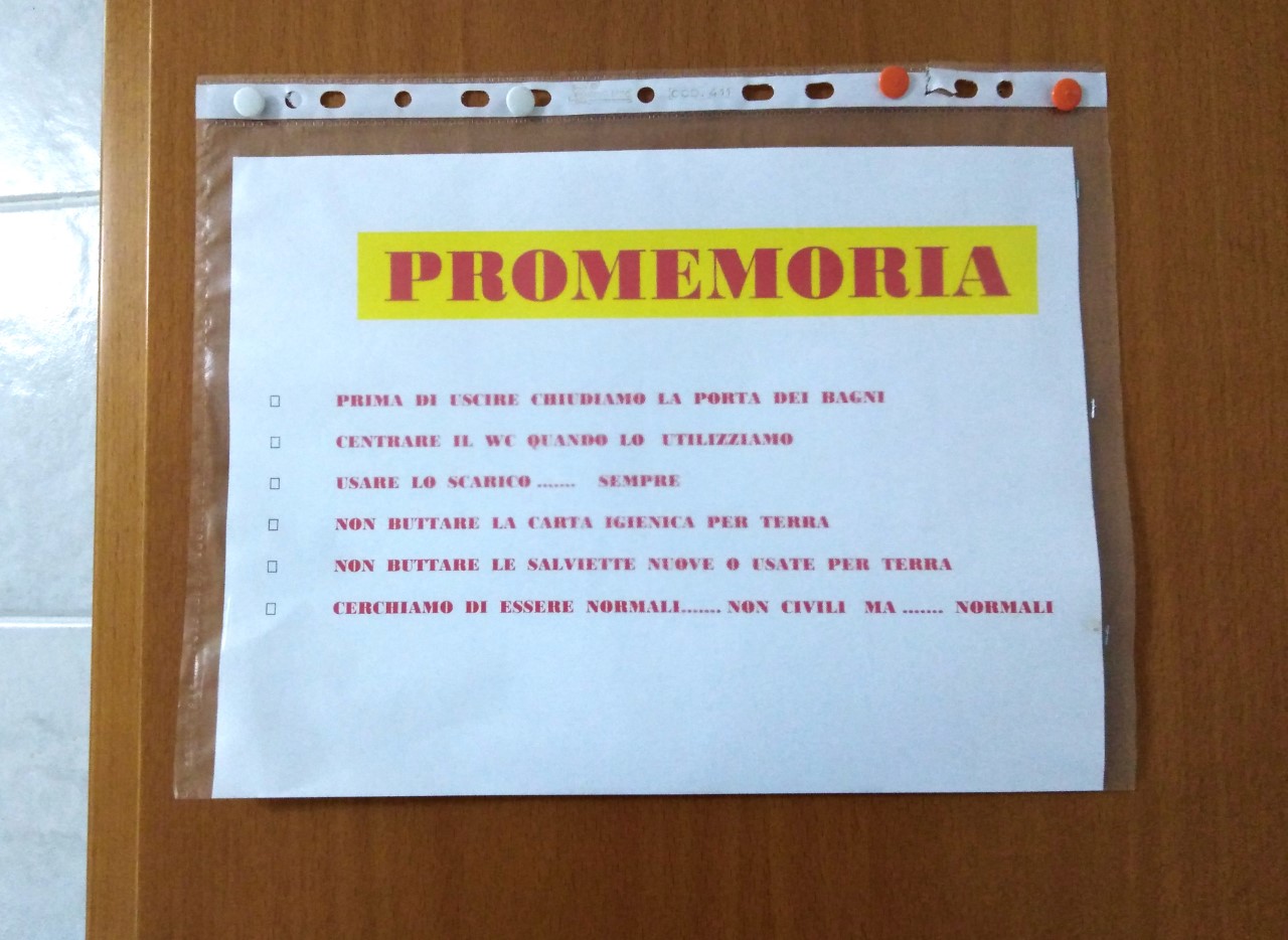 TARANTO. Biblioteca Acclavio: assenza della terza opzione per il genere e cartello con l’invito ad essere «normali»