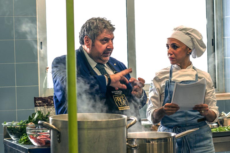 Il “Food Pairing” all’Alberghiero di Ugento. In cattedra una Stella Michelin e un Gustosofo. Antonella Ricci ai fornelli e Michele Di Carlo ai cocktail  con il Vincotto PrimitivO da protagonista
