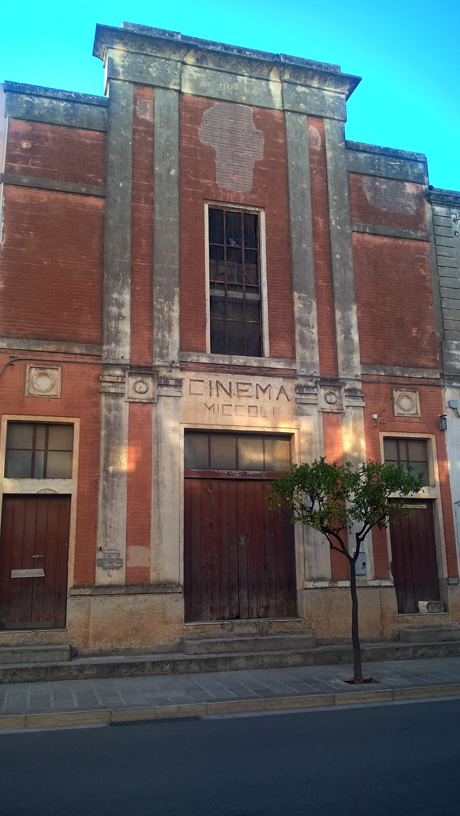 SAVA. Amianto alla copertura dell’ex Cinema Miccoli. Presentata diverse volte la pericolosità. Ma regna sovrana l’indifferenza, quando manca l’azione amministrativa
