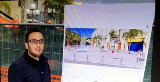 SAVA. Partono i lavori di sistemazione di Piazza San Pio. L’assessore Saracino si mette subito in posa davanti allo steccato