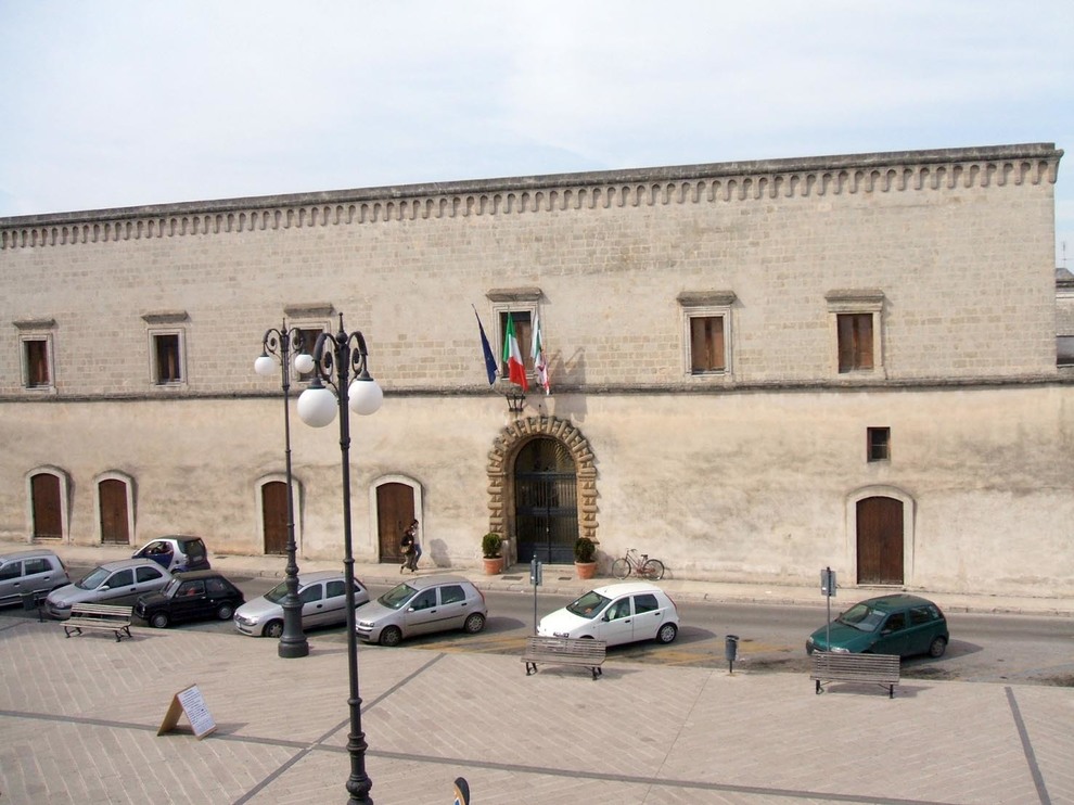 SAVA. Un ex Consigliere comunale dietro alla scrivania dell’ufficio protocollo  del Comune a smistare la posta in arrivo per le assegnazione dei lotti al cimitero