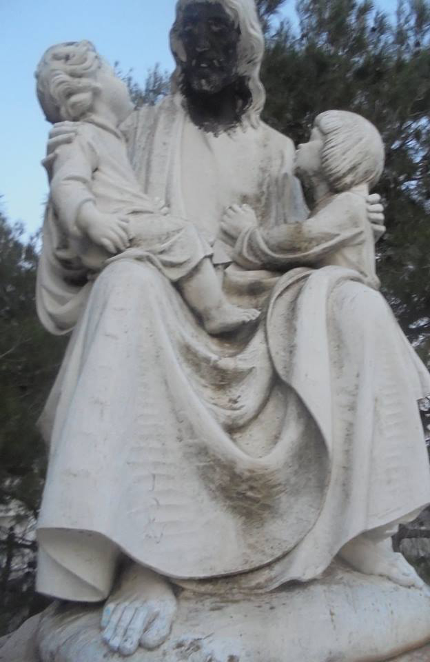 SAVA. Da molti anni una statua religiosa imbrattata dagli imbecilli. Un savese si offre per sistemarla gratuitamente