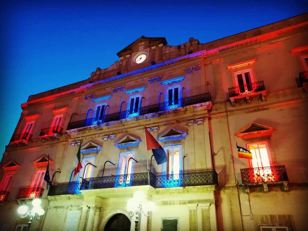TARANTO. Bandiera della pace a Palazzo di Città. L’amministrazione comunale accetta, a suo modo, l’invito del locale presidio Arcigay