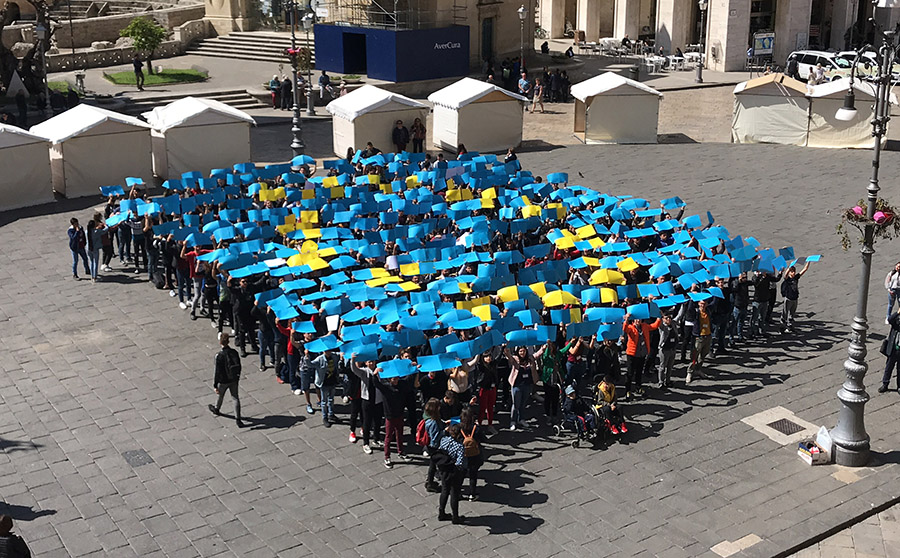 LECCE. Elezioni Europee 2019: grande bandiera umana degli studenti per sensibilizzare al voto