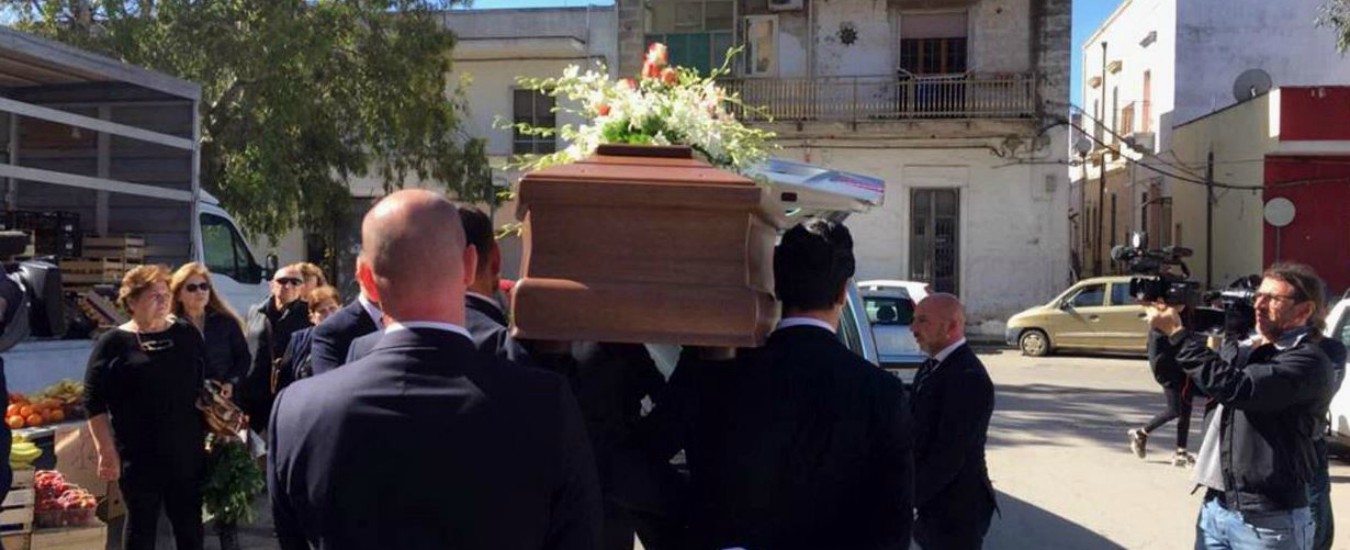 MANDURIA. I funerali dell’uomo vittima della baby-gang. Il procuratore: “Se chi sapeva ci avesse avvisato, sarebbe vivo”