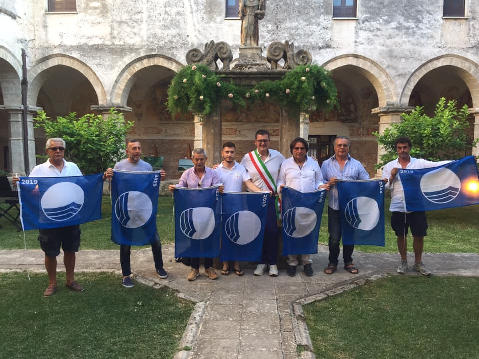 Il Sindaco Longo consegna la Bandiera Blu ai lidi di Campomarino