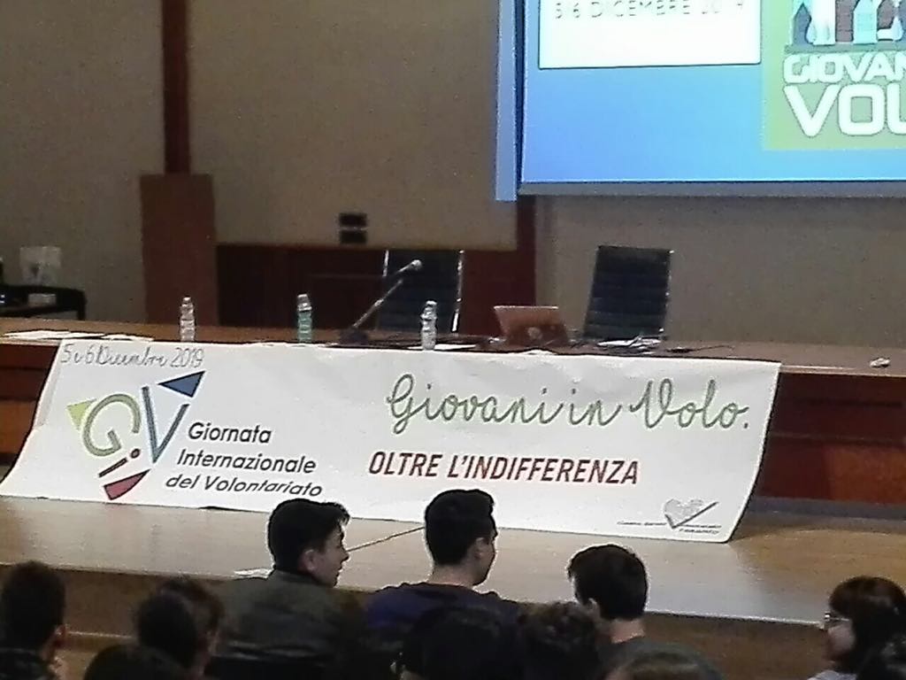 GIORNATA INTERNAZIONALE DEL VOLONTARIATO A TARANTO. GLI STUDENTI DEL DE SANCTIS GALILEI CONTRO IL MURO DELL’INDIFFERENZA
