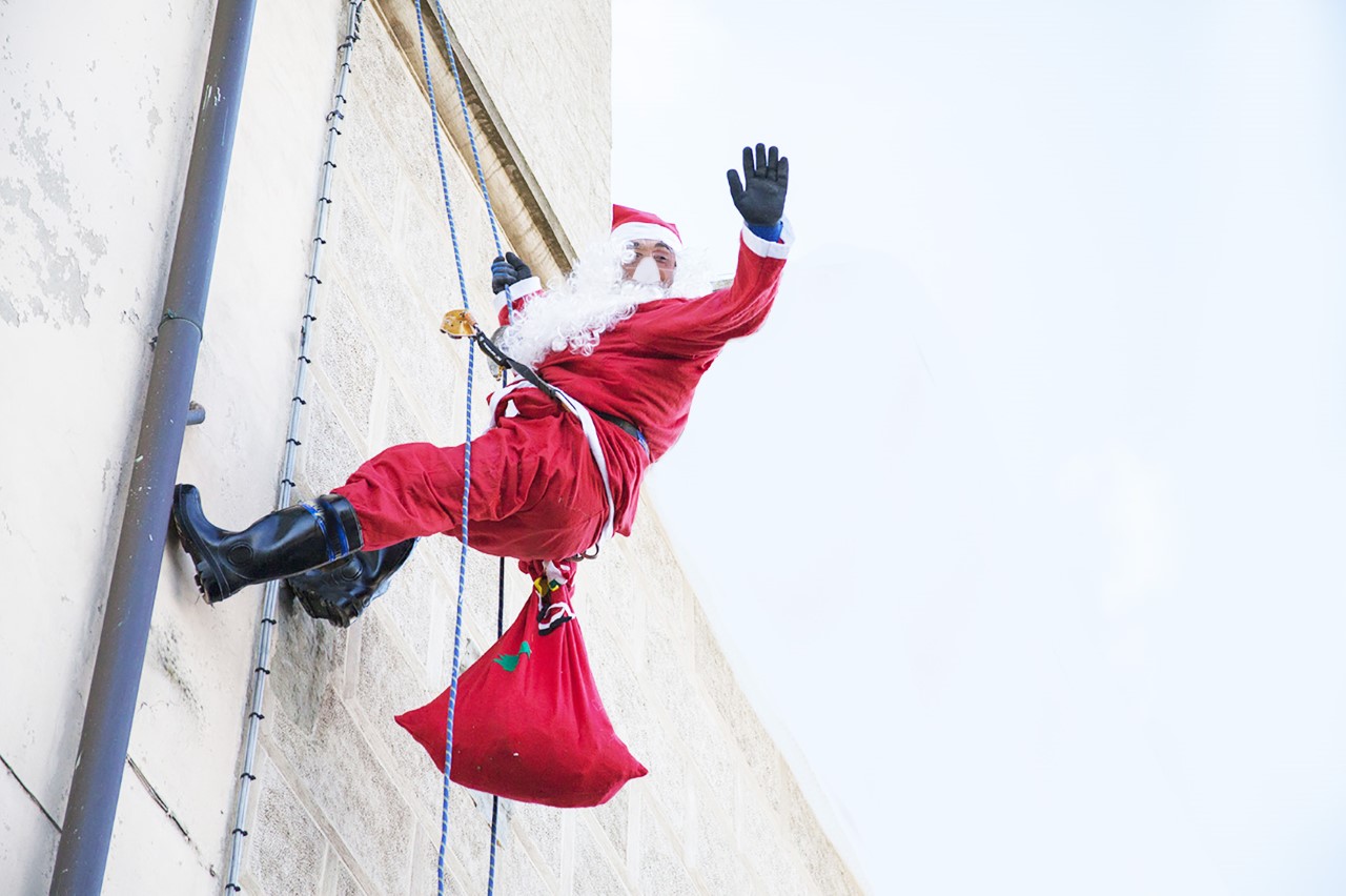 TARANTO. Oggi tre Babbo Natale acrobatici sul tetto del SS Annunziata