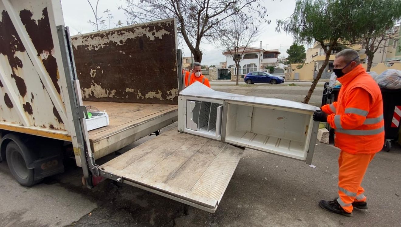 Taranto. RIMOSSO IL FRIGORIFERO LANCIATO NEL VUOTO LA NOTTE DI CAPODANNO