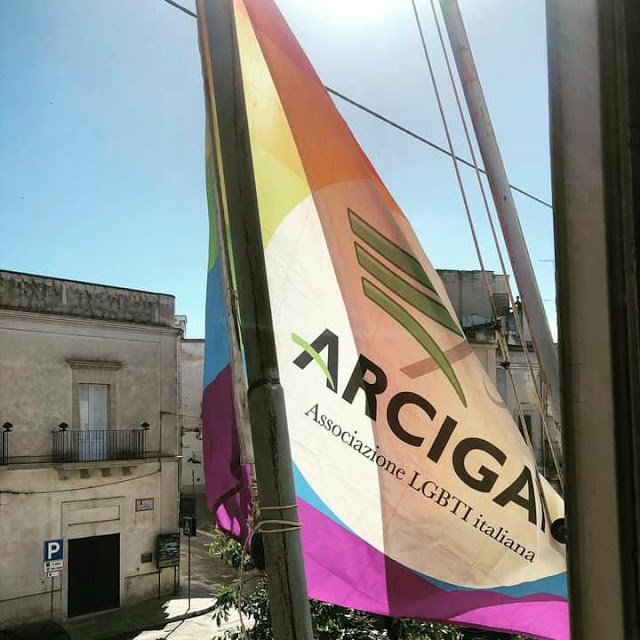 GROTTAGLIE. Bandiera rainbow sventola al Municipio