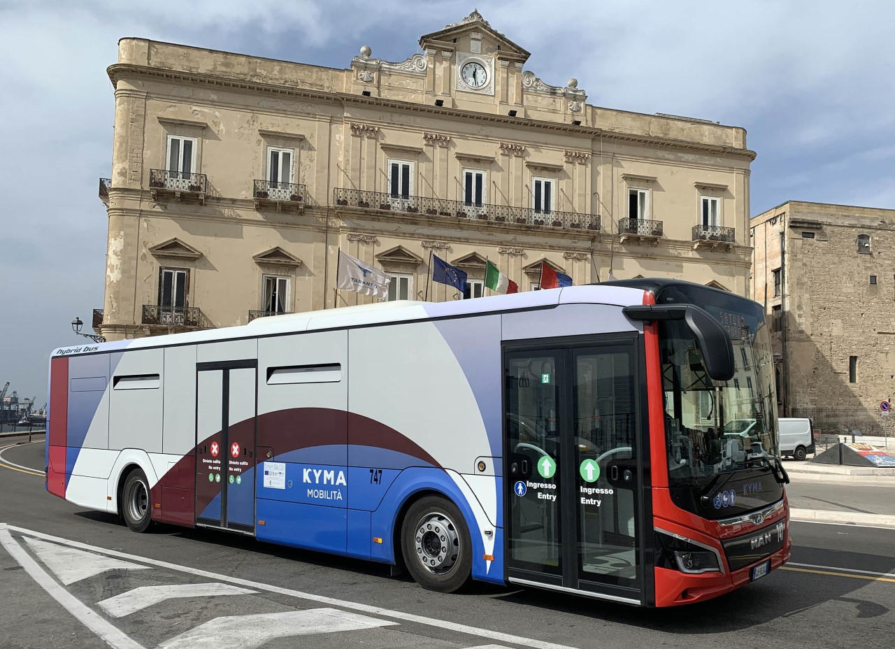 TARANTO. Da domani, lunedì 6 dicembre, con il green pass sugli autobus di Kyma Mobilità!