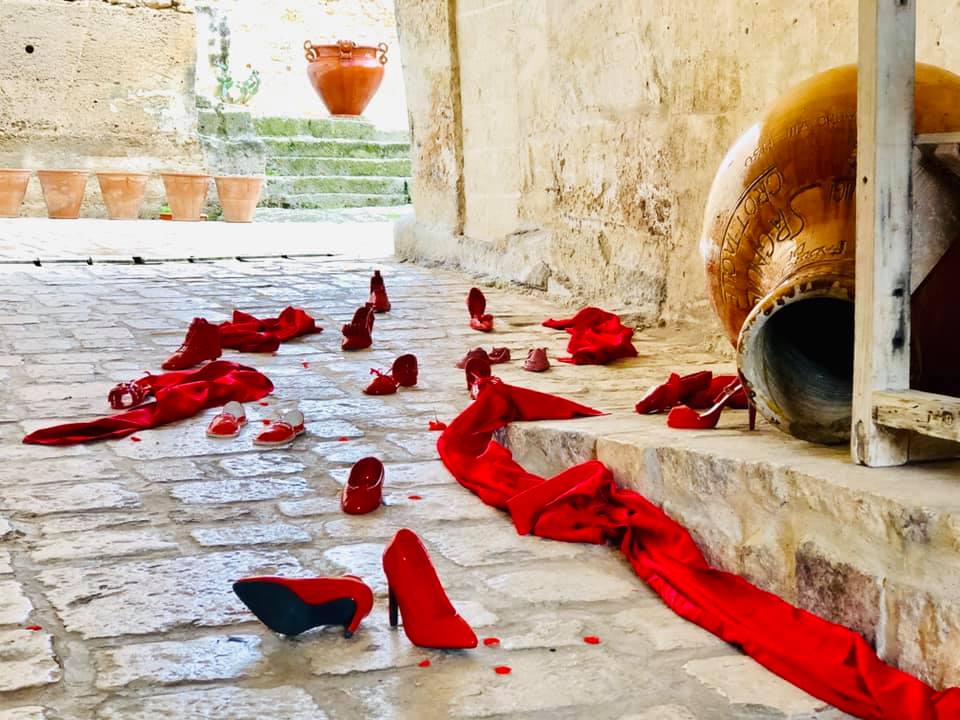 GROTTAGLIE. Corteo e Scarpette rosse in ceramica per dire no alla violenza sulle donne