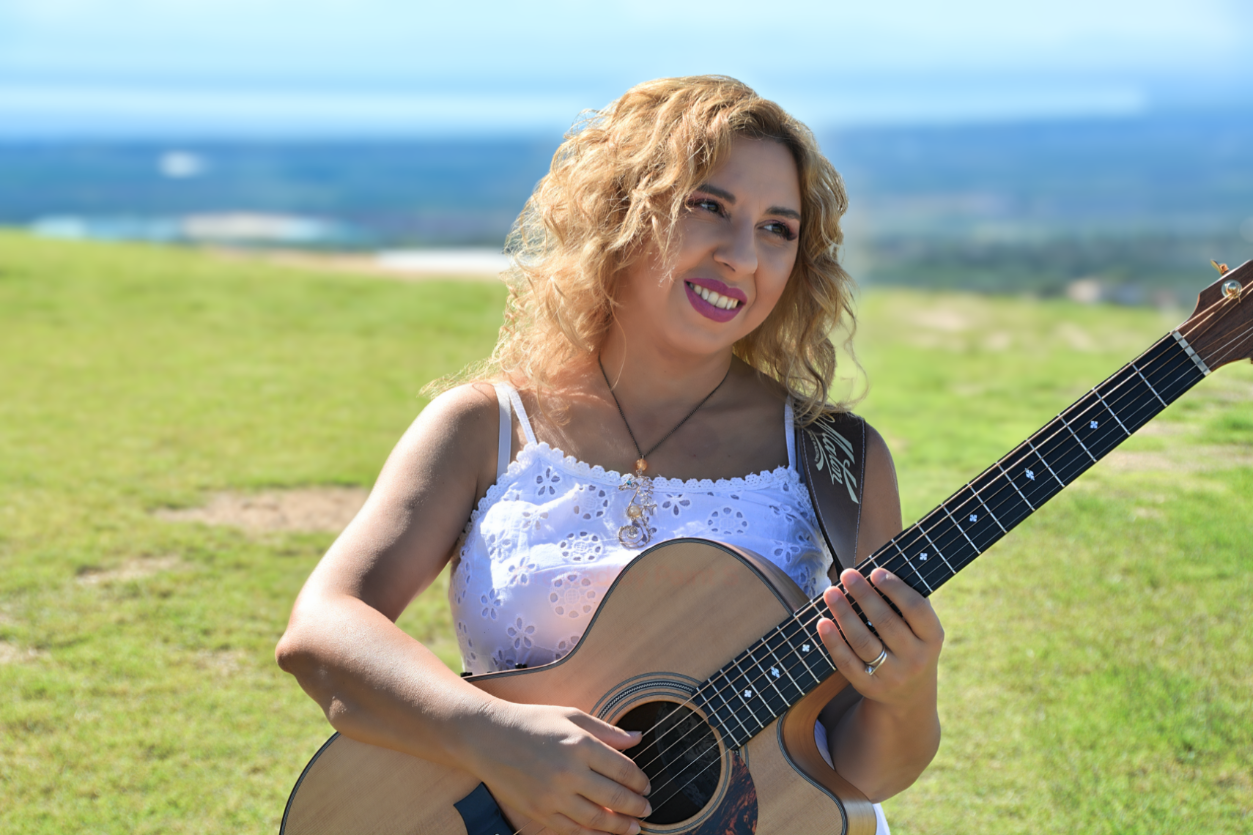 MUSICA: “La chitarrista tarantina Palma Cosa ed il successo delle sue composizioni in Tv”