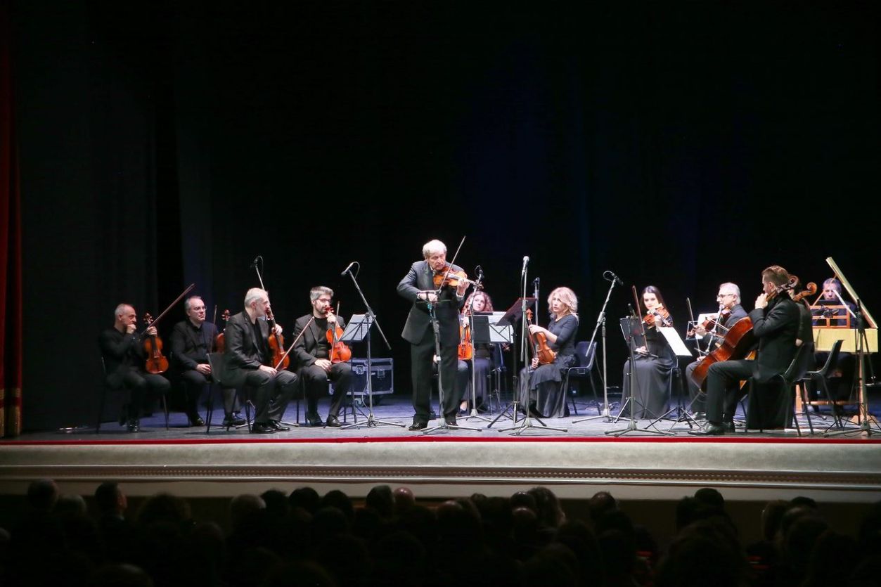 TARANTO. Standing ovation per Ughi al Teatro Orfeo nel Festival itinerante per i giovani