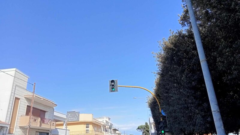 SAVA (Ta). Ma i due impianti semaforici su Corso Umberto sono omologati?