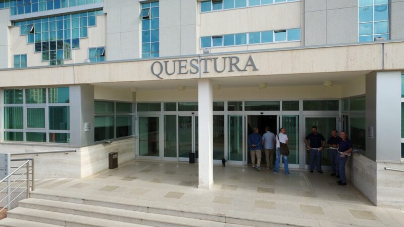 TARANTO. Questura, oggi 8 ottobre alle 10.30.  “Sei una testa di cazzo. Te l’ho detto mille volte questo!”