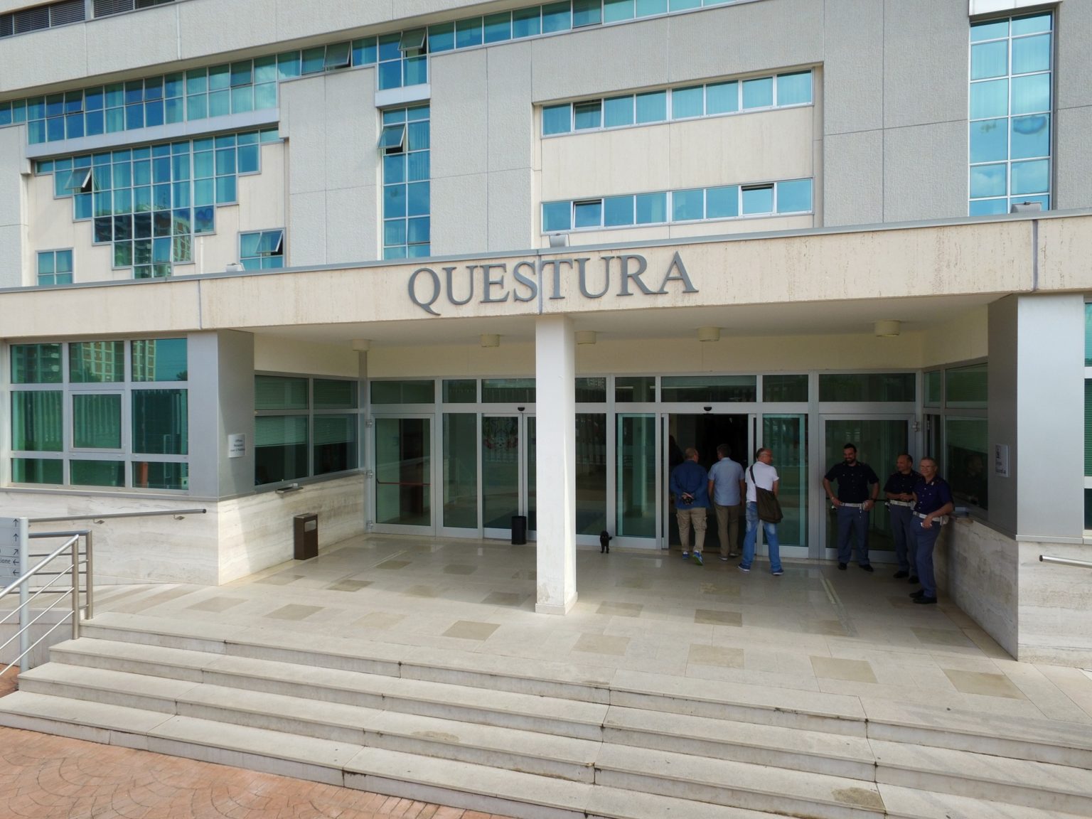 TARANTO. Questura, oggi 8 ottobre alle 10.30.  “Sei una testa di cazzo. Te l’ho detto mille volte questo!”